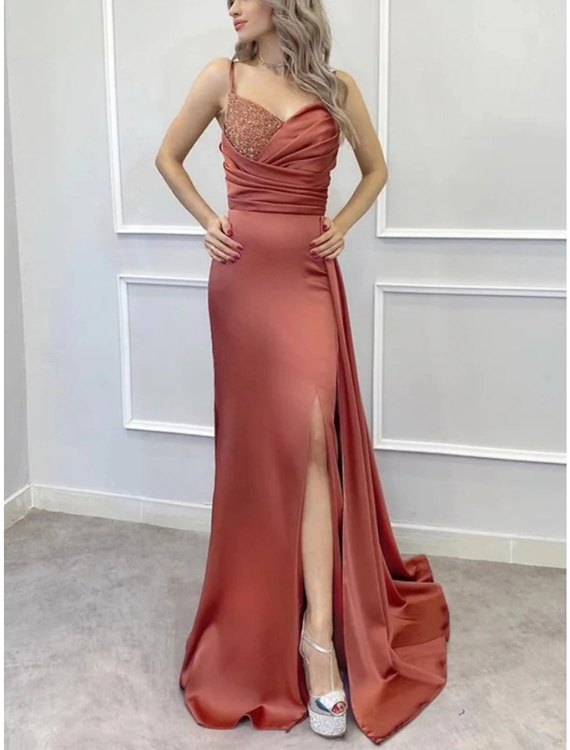 Abito da sera a trapezio, elegante, formale, con strascico a ruota, senza maniche, spalline sottili, in finta seta, con pieghe, arricciato, paillettes